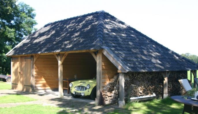 eikenhouten bijgebouw met carport en houten garage voor austin healey oldtimer