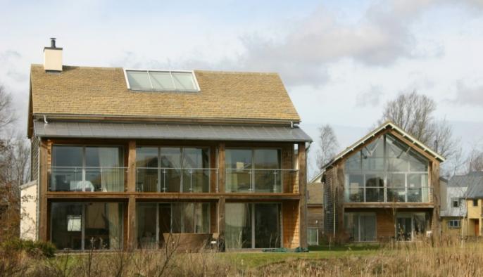 eikenhouten bijgebouw als recreatiewoning met overdekt houten terras en veranda