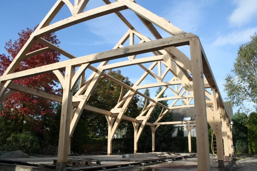 Eiken frame gemonteerd voor zwembadoverkapping