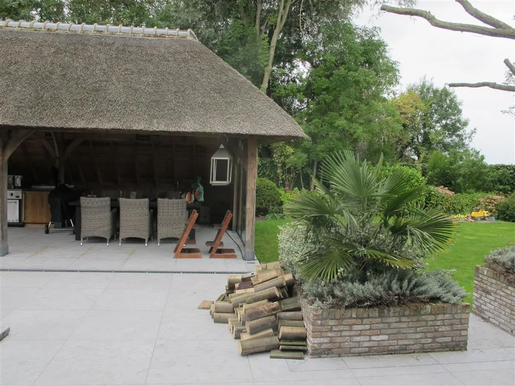 Een eiken veranda of terrasoverkapping