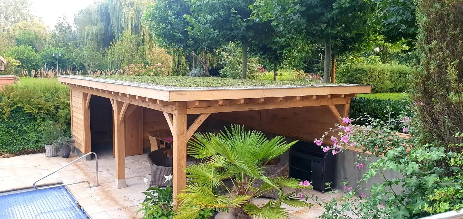 Een sedum-groendak op een eiken poolhouse