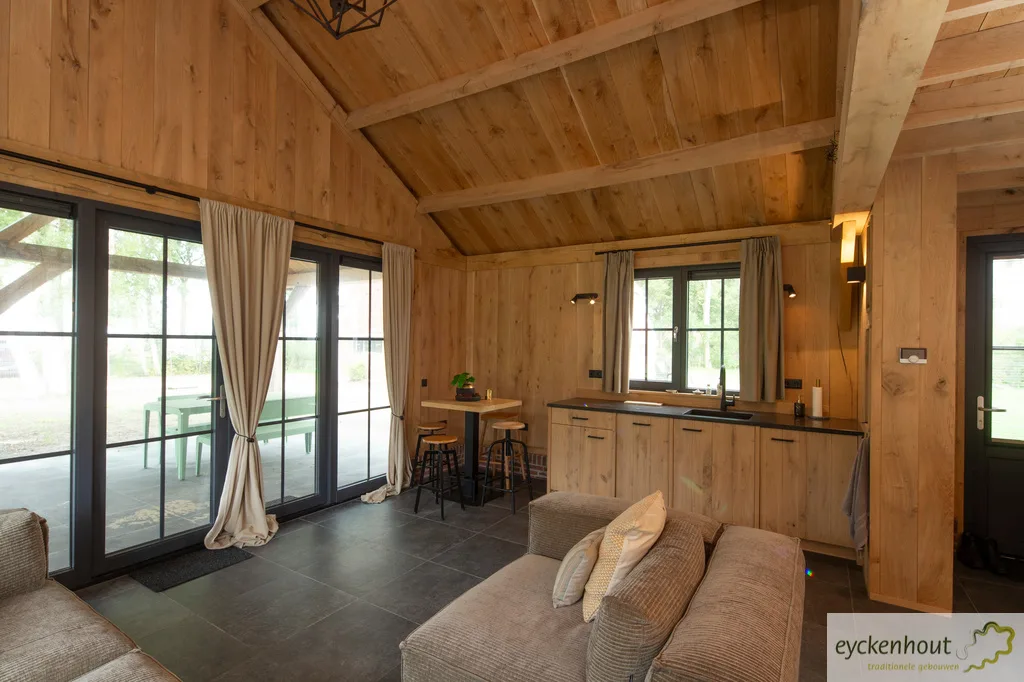 Vakantiewoning met eiken gevelbekleding en eiken dakbeschot