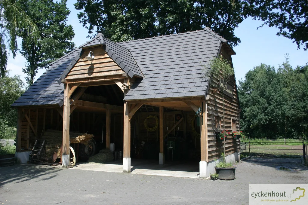 Eikenhouten bijgebouw met trailerstalling