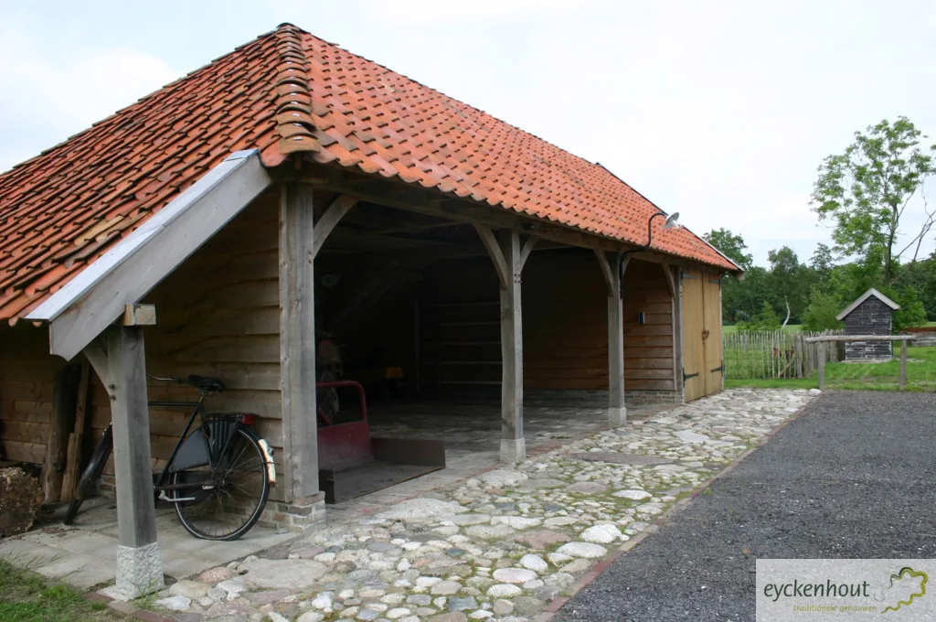 Eiken carport met garage en fietsenhok