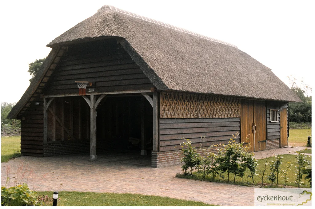 Carport met tuinberging onder een rieten kap