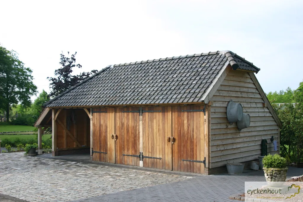 Eikenhouten dubbele garage met carport