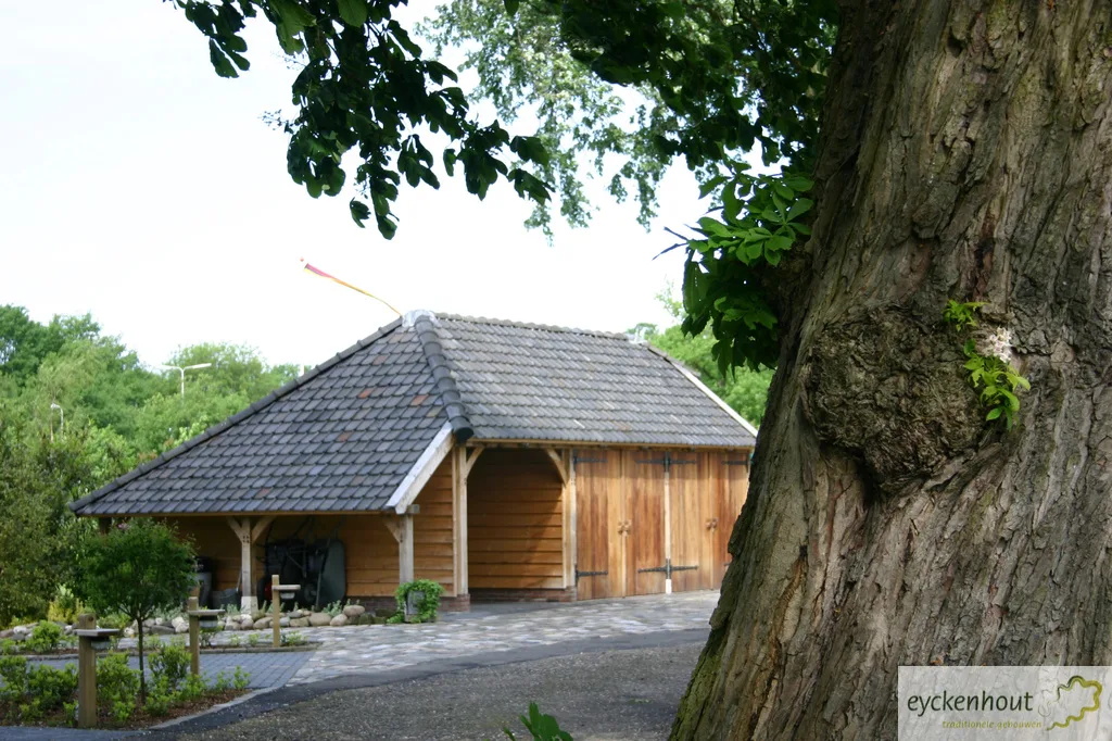 Eiken bijgebouw met carport