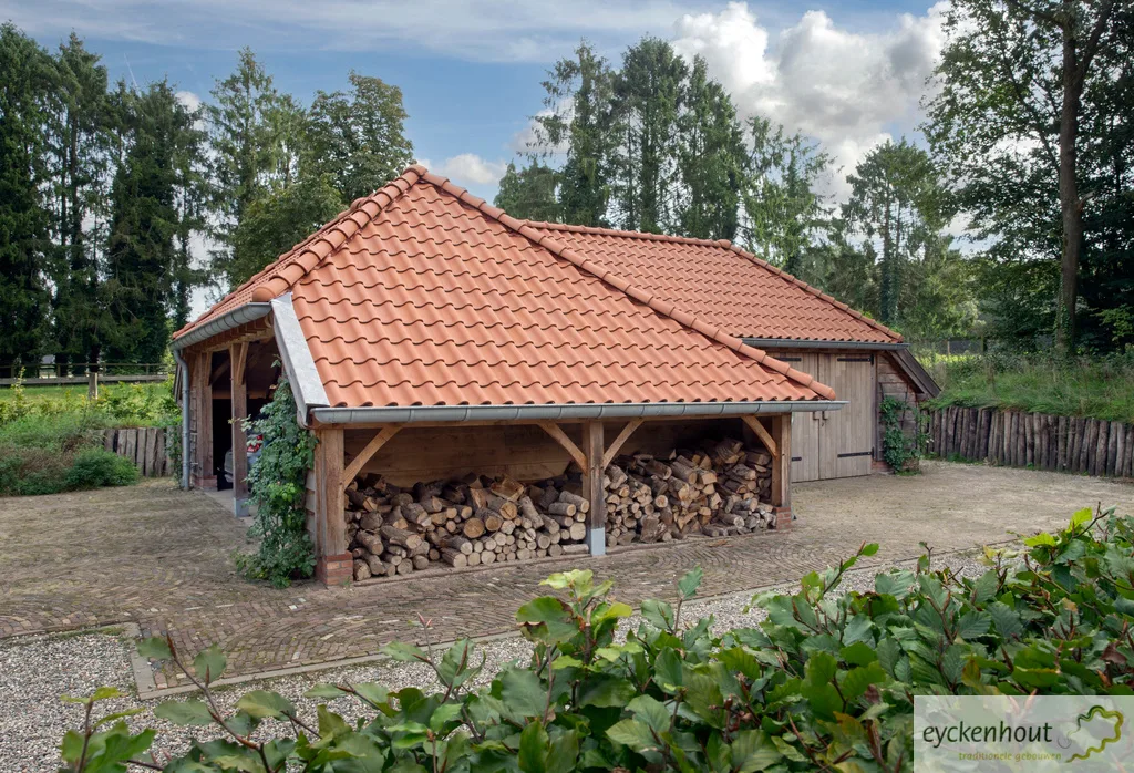 Eiken carport met houtstek voor openhaardhout