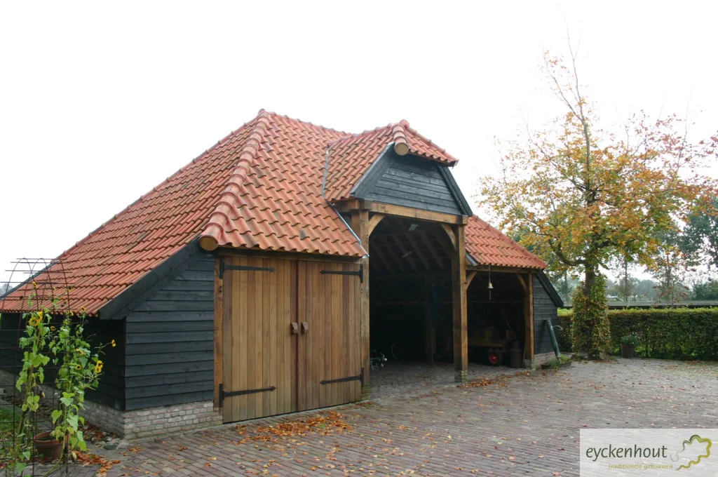 Eiken garage met stalling voor een paardentrailer