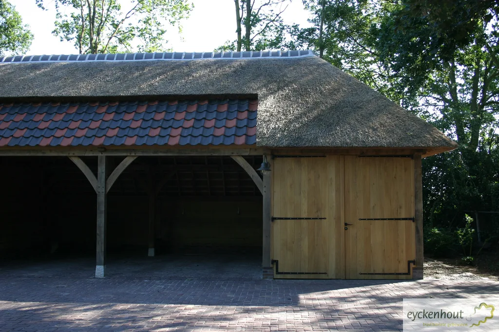 Eiken carport met rieten kap en oude holle pannen