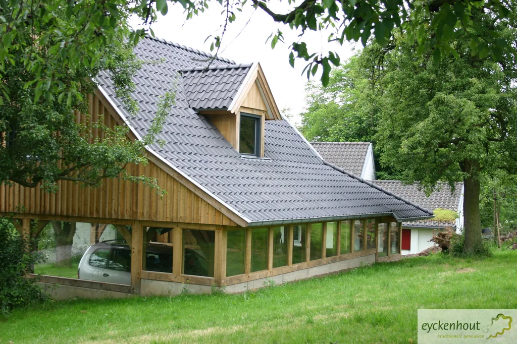 Eikenconstructie met carport en thuiskantoor