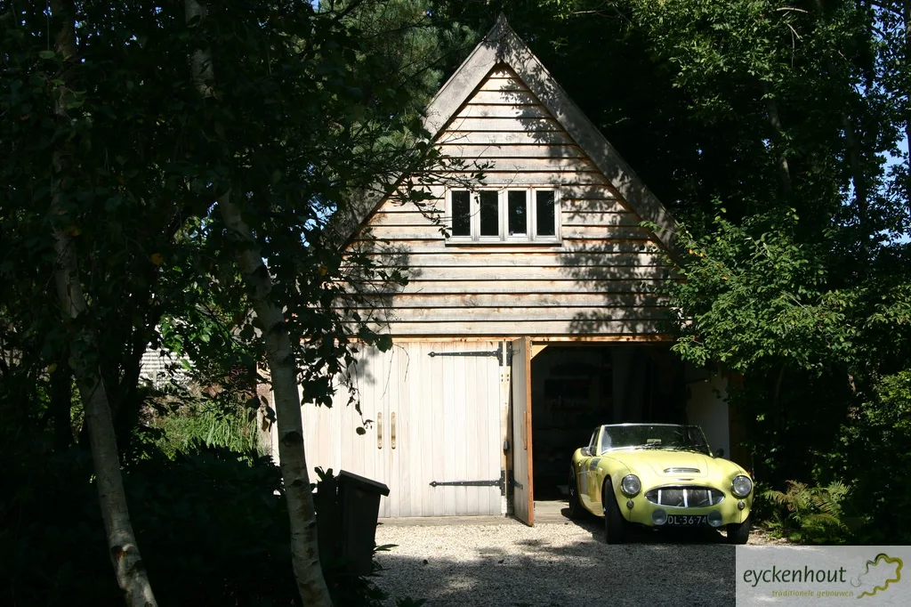 Eiken garage met potdekselwerk voor een Austin Healey