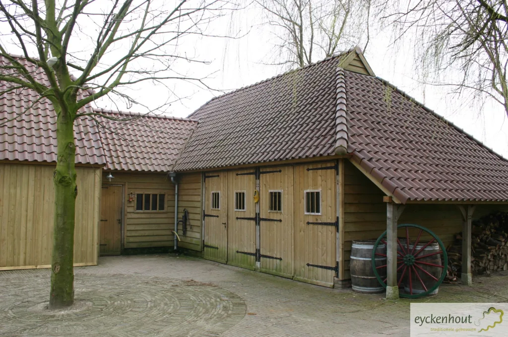 Eiken garage met tuinopslag en houtstek