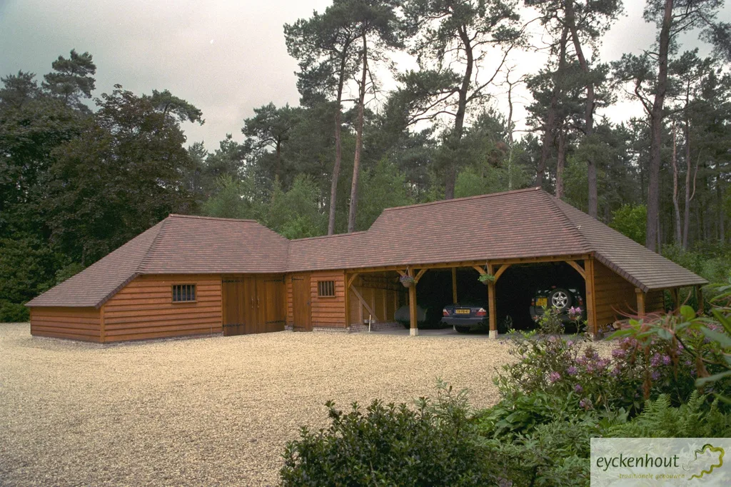 Eikenhouten garage met carport