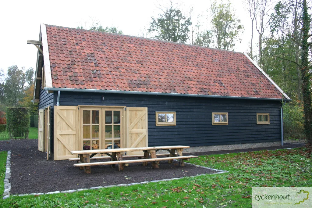 Tuinberging met eiken kozijnen op een landgoed