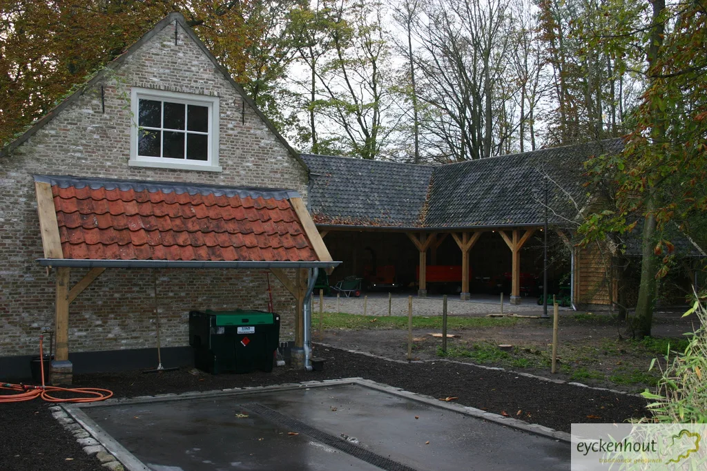 Eiken werktuigberging met spoelplaats op een landgoed