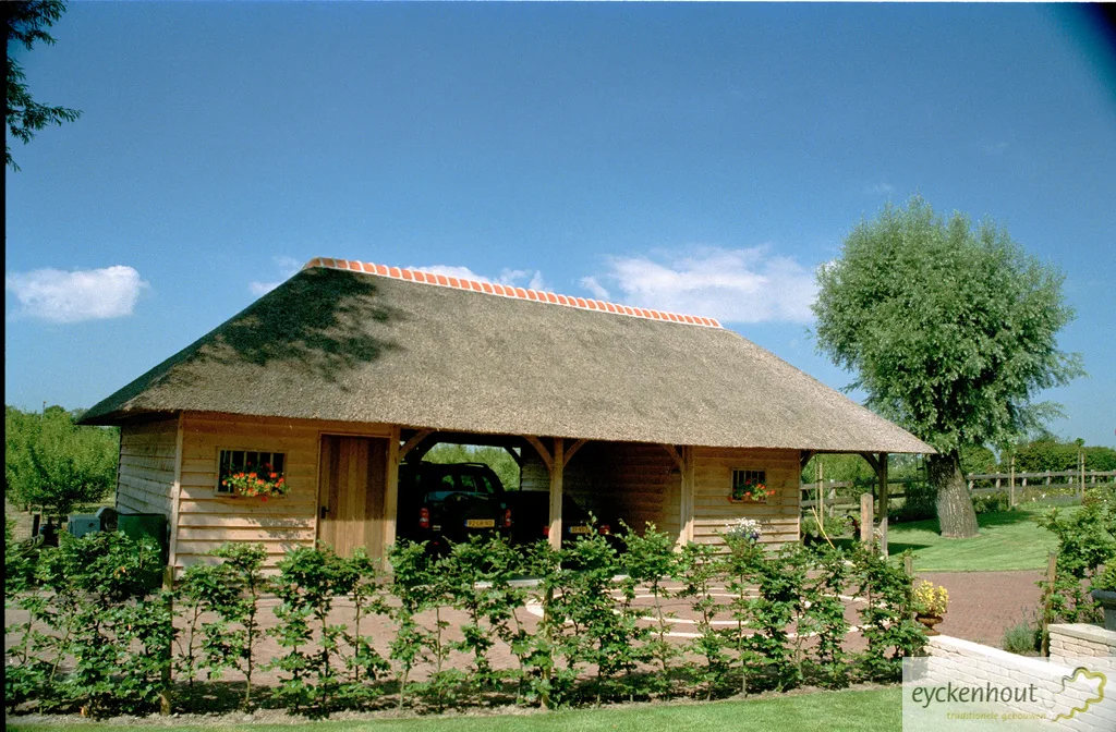 Carport met berging onder een rieten kap