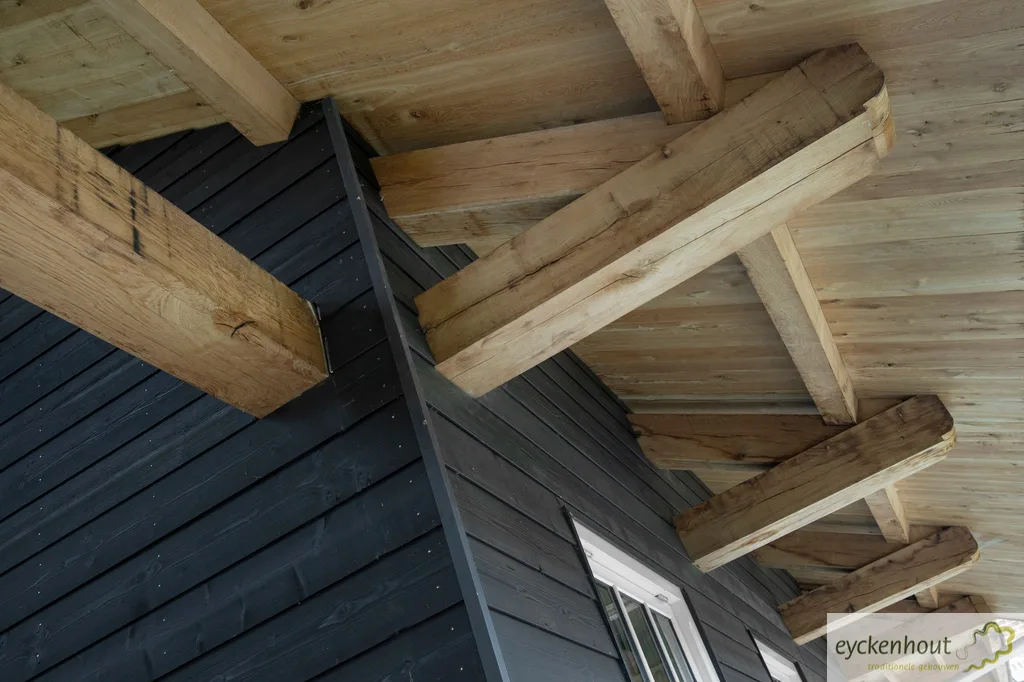 Eikenconstructie met zwarte gevelbekleding
