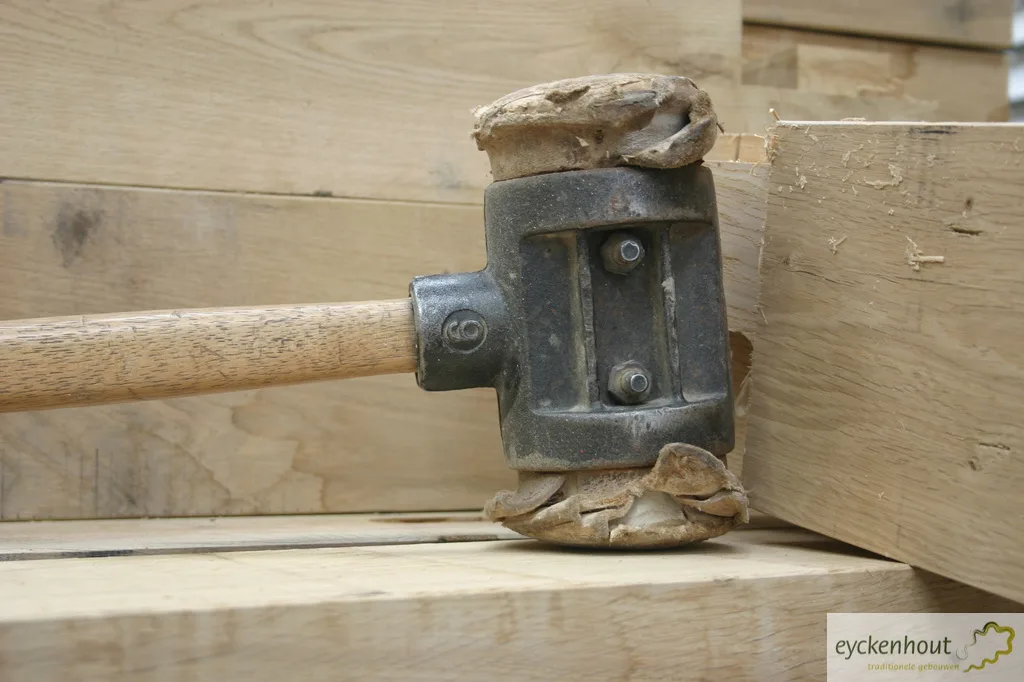 Montagehamer bij het stellen van een eiken houtconstructie