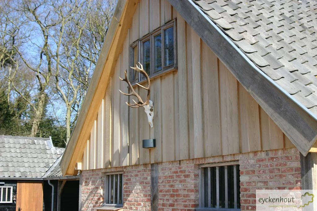 Eikenhouten topgevel van een gastenverblijf