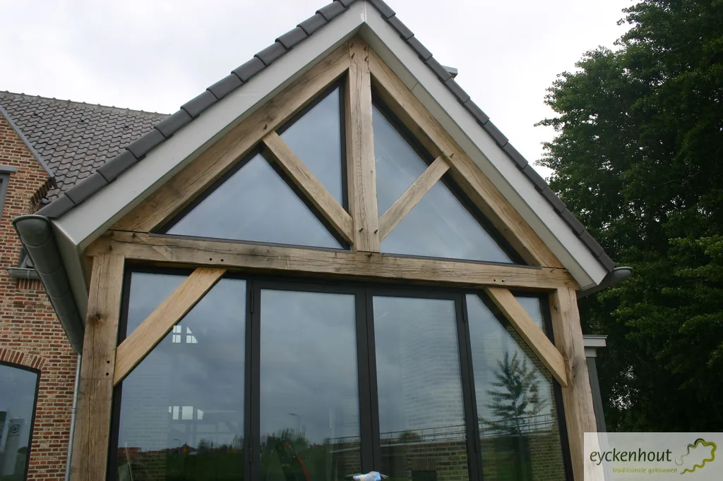 Tuinkamer met eiken frame bij een villa