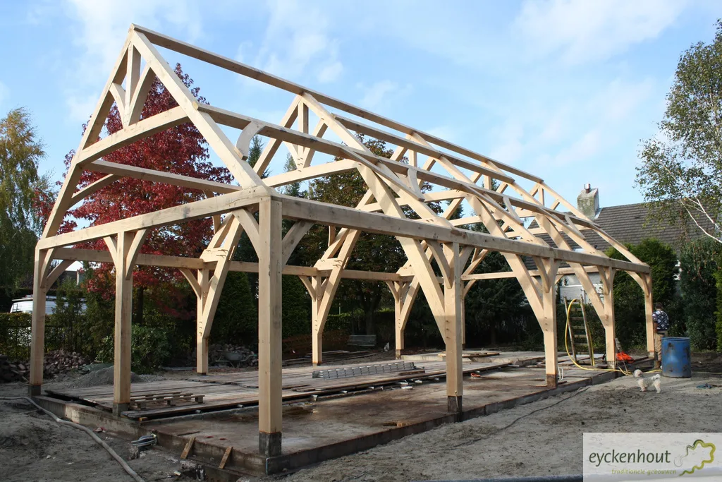 Eikenconstructie met toogconstructie bij een zwembad
