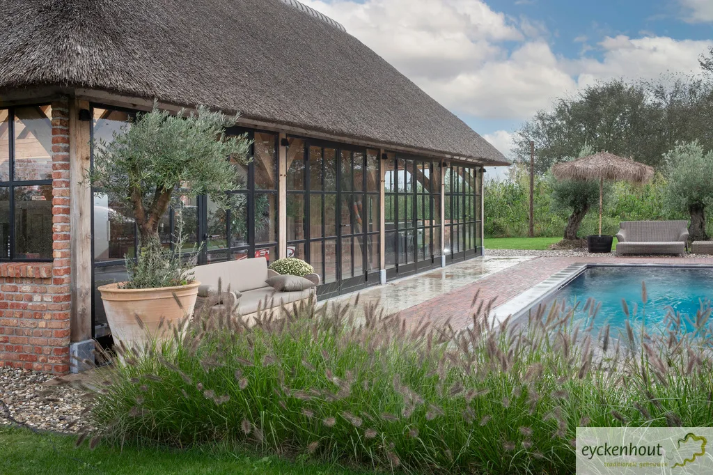 Eikenhouten poolhouse met rieten kap