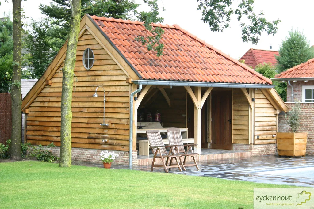 Eikenhouten poolhouse bij een zwembad