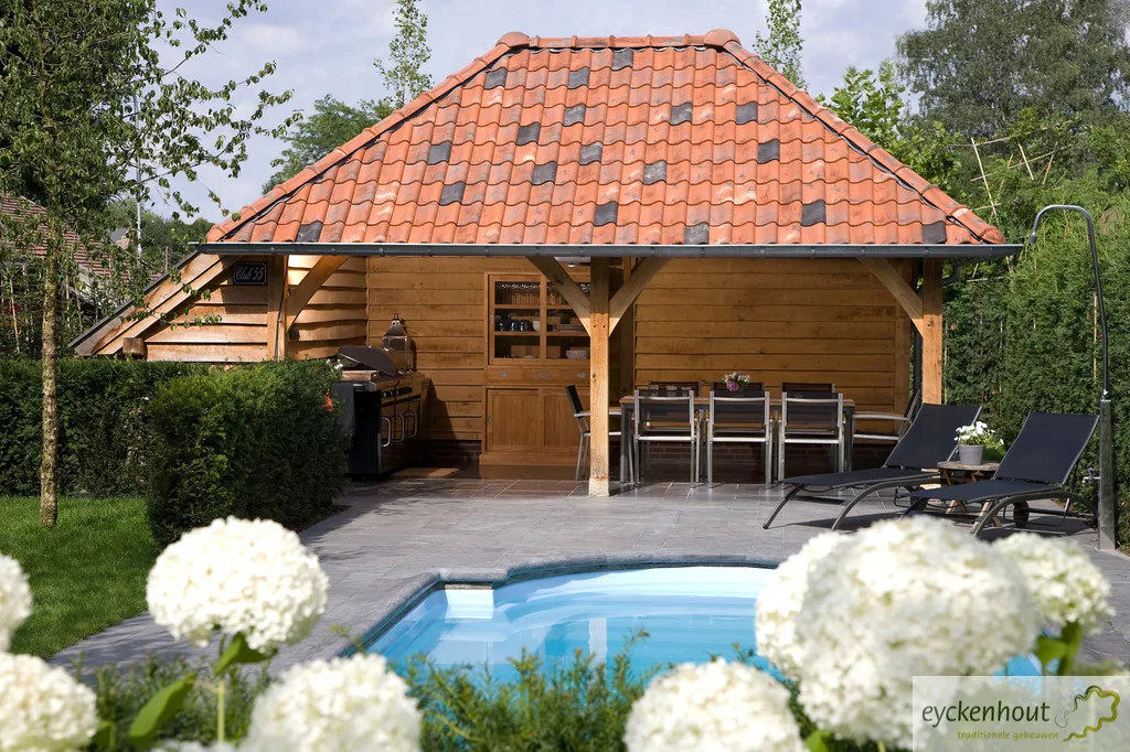 Poolhouse met terrasoverkapping bij een zwembad