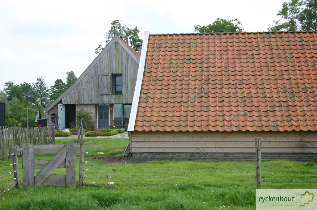 Eikenhouten bijgebouw met eiken gevelbekleding