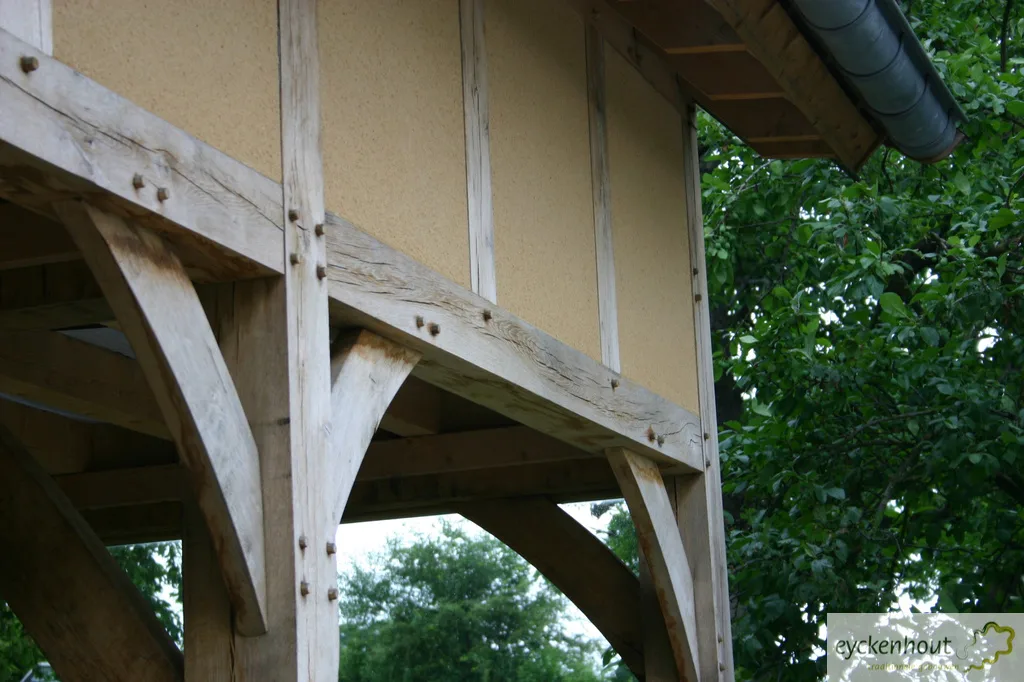 Eiken bijgebouw met leemstucgevel in eikenconstructie