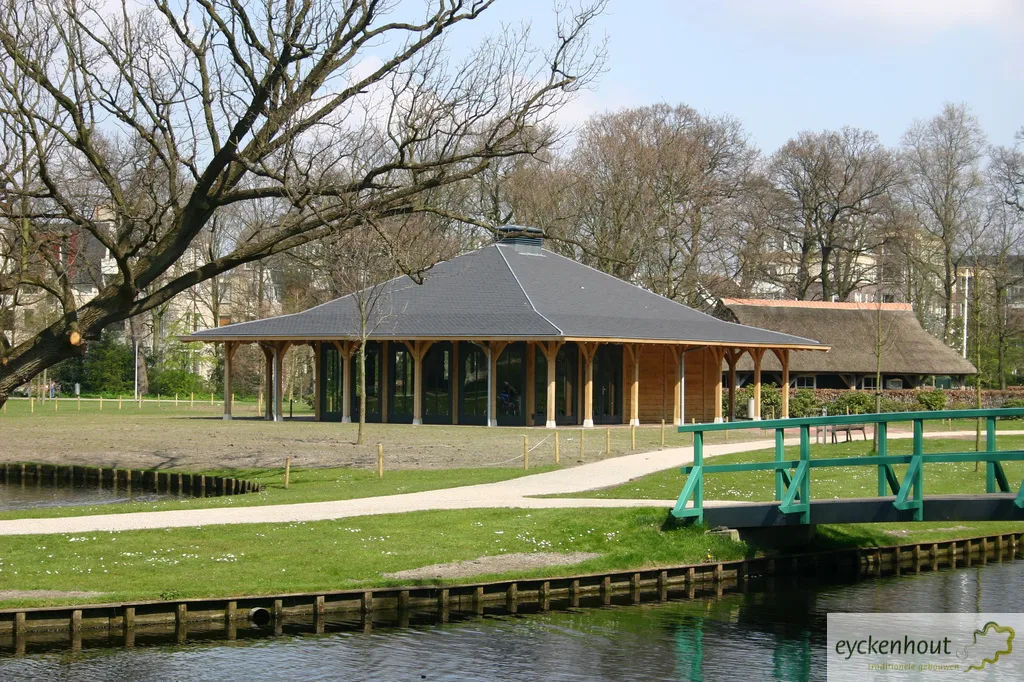 Eikenhouten parkpaviljoen met leiendak