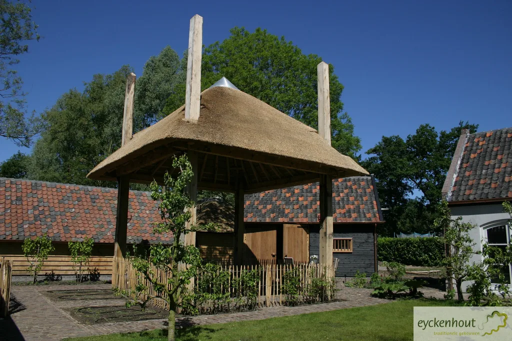 Eiken hooiberg en bijgebouwen met oude pannen