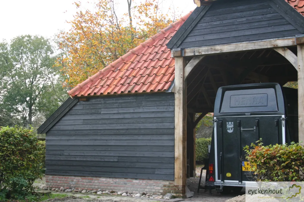 Eiken stal met trailerstalling en zwarte gevel
