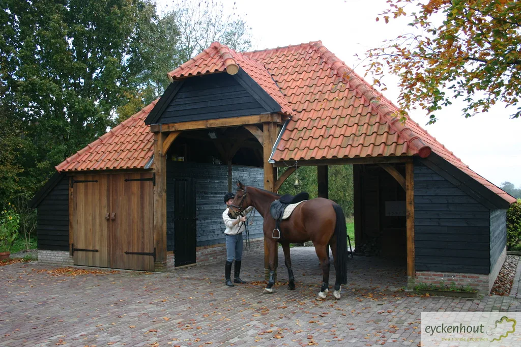 Eikenhouten paardenstal met trailerstalling