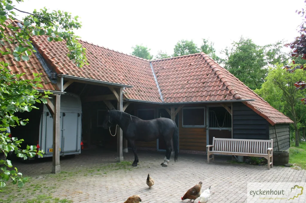 Eikenhouten paardenstallen met trailerstalling