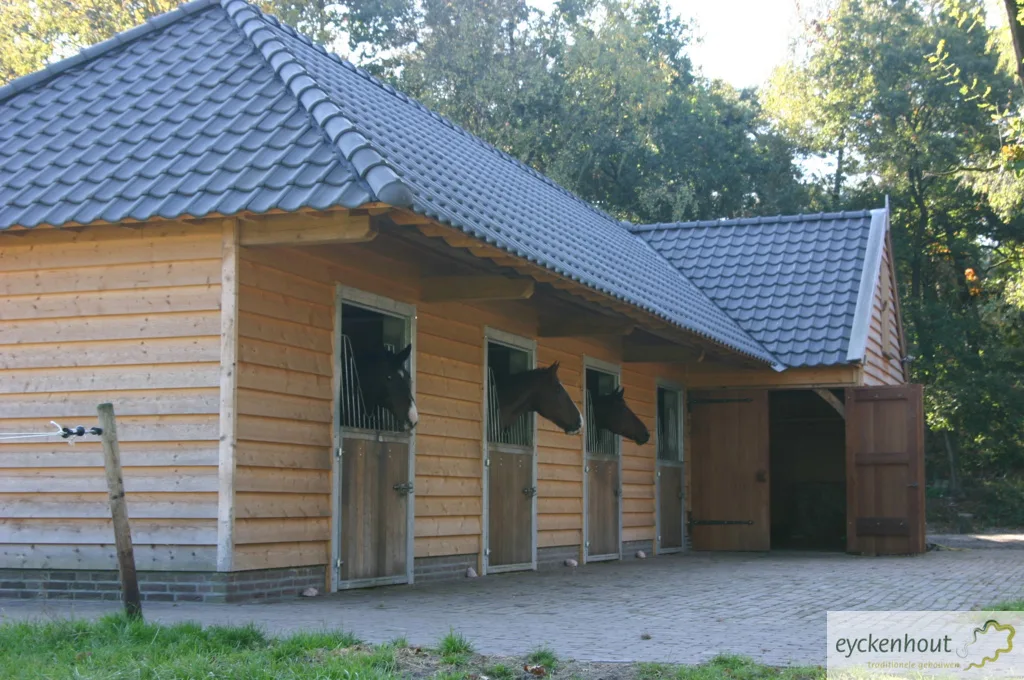 Eikenhouten stal met berging