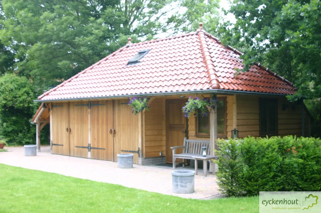 Eiken bijgebouw met veranda en werkruimte
