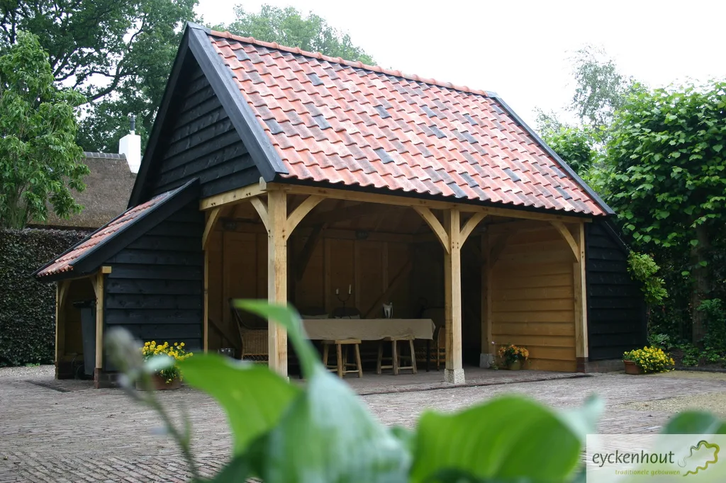 Eiken bijgebouw met veranda en overkapping