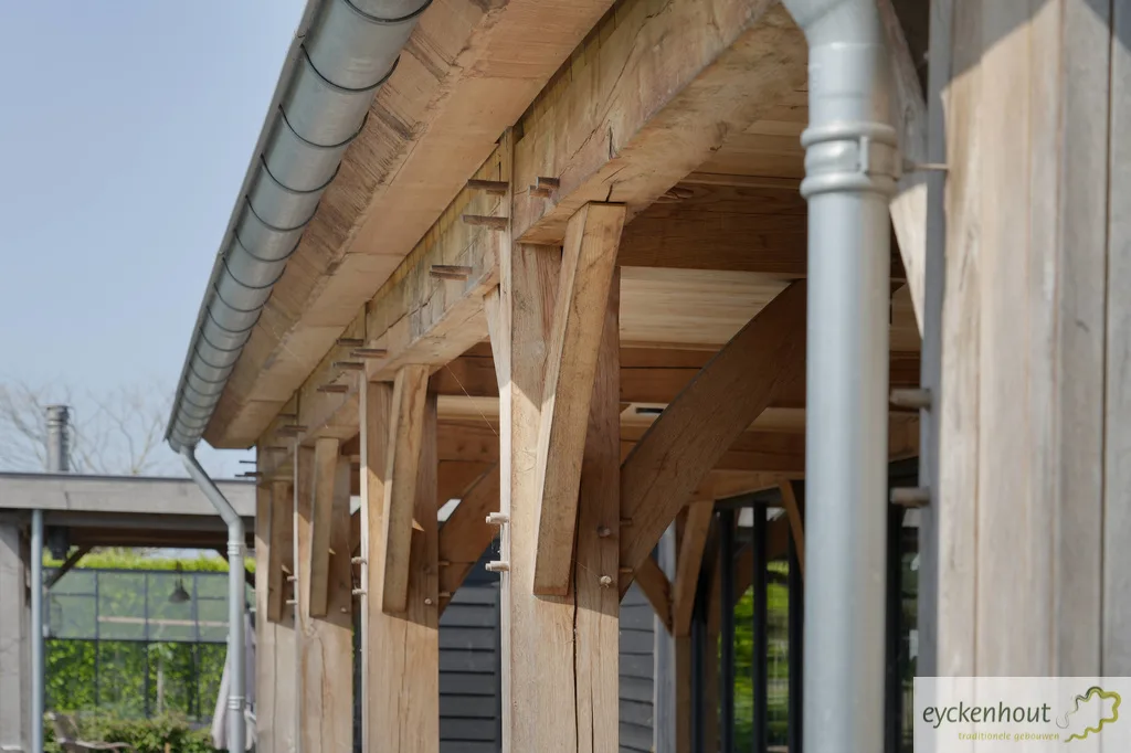 Bijgebouw met veranda in eikenconstructie