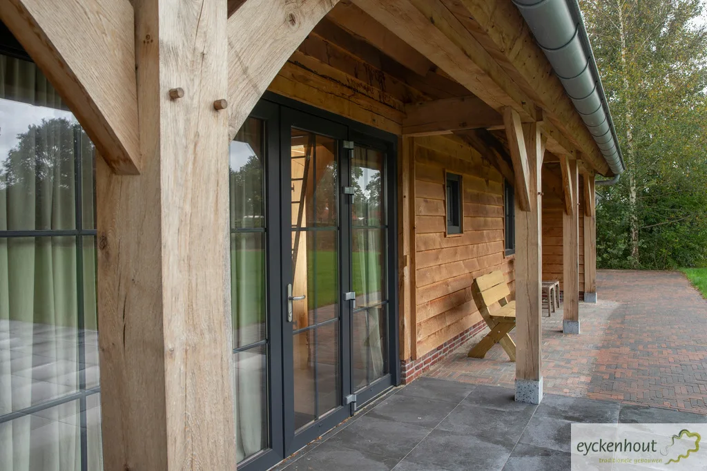 Eiken veranda aan een vakantiewoning met eiken gevel