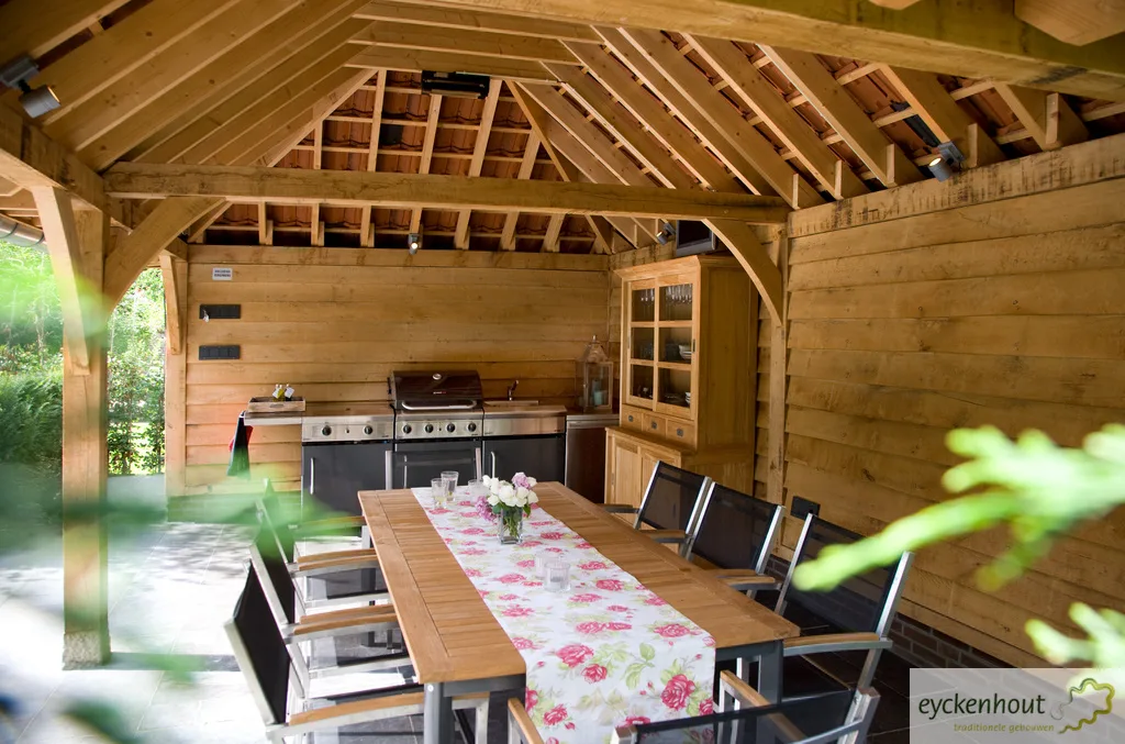 Bijgebouw met terrasoverkapping in eikenconstructie