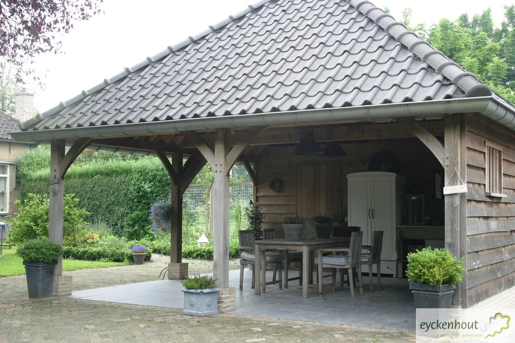 Bijgebouw met eiken veranda als terrasoverkapping