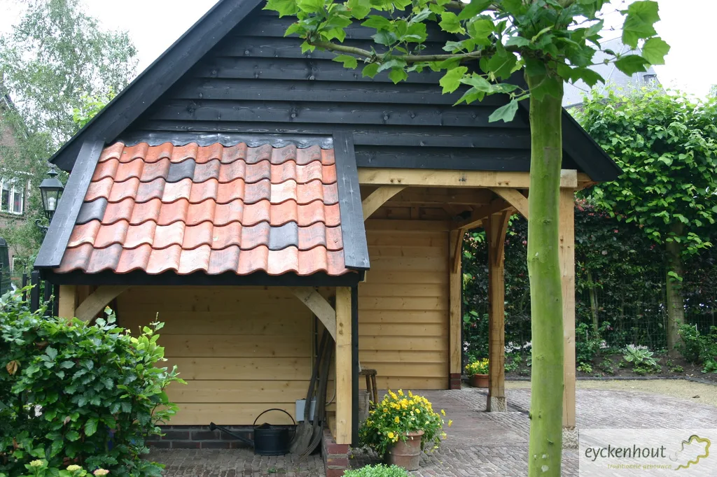 Tuinoverkapping in eikenconstructie met oude pannen