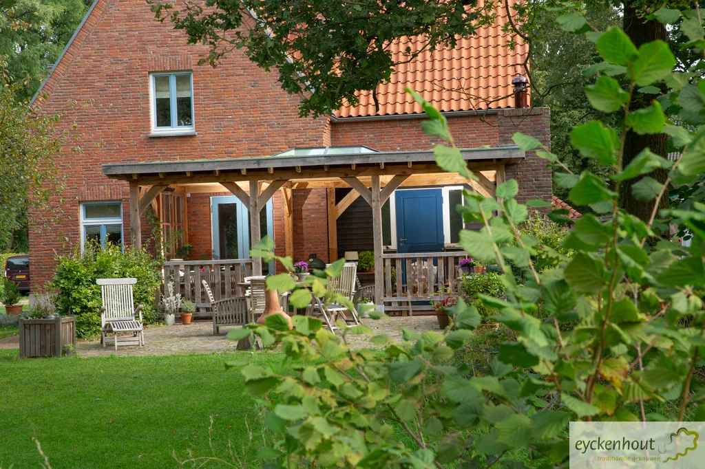 Veranda in eikenconstructie met sedumdak