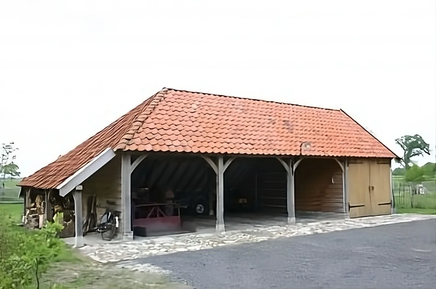 Eikenhouten schuur met werkplaats en gereedschap