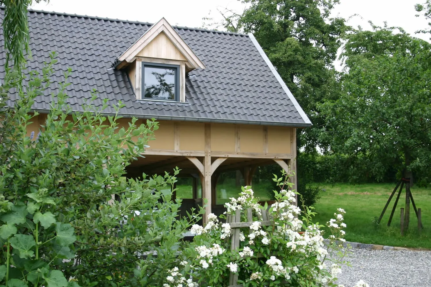 Carport met gastenverblijf op de verdieping