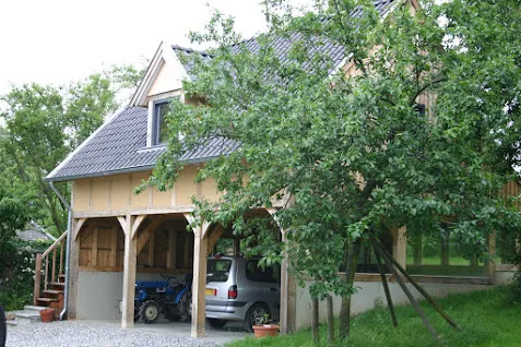 Carport met ruimte voor een auto en een tractor, onder het gastenverblijf