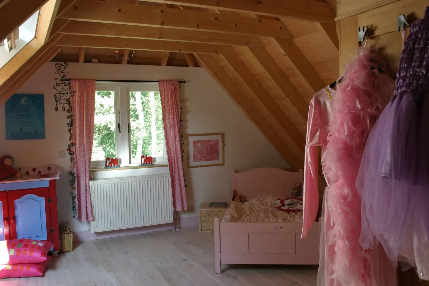 Kinderkamer onder de kap, met de sporen in het zicht