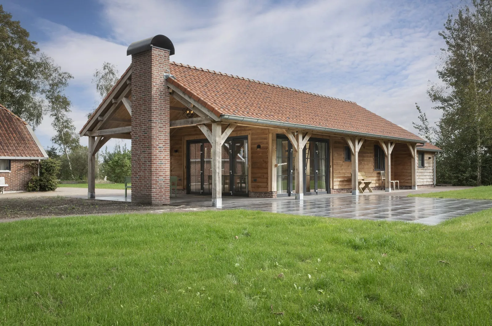 Recreatiewoning met eiken veranda, rode pannen en een gemetselde schoorsteen